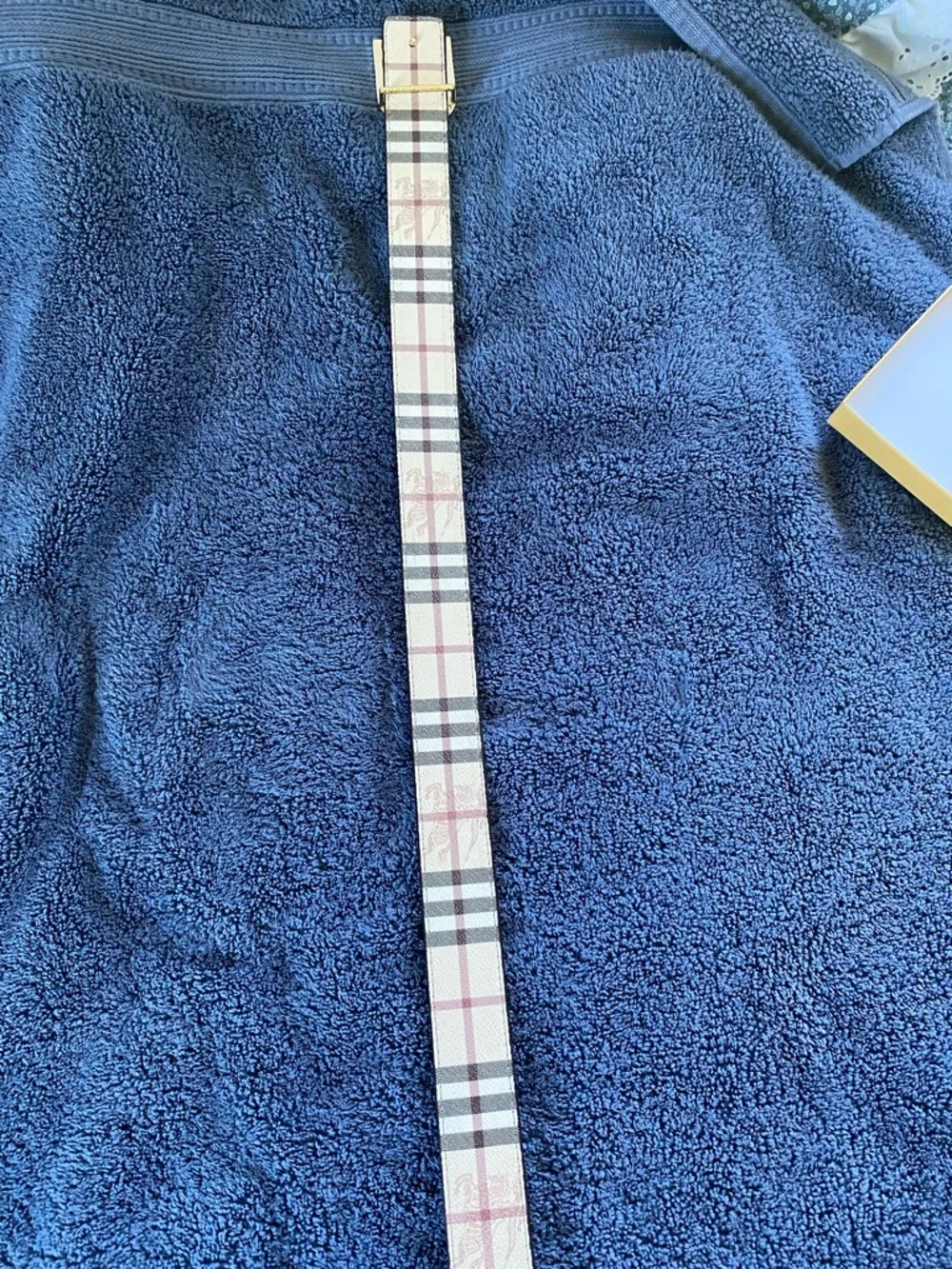 Flat/Matte Gold “B” Buckle on Reversible Burberry Belt. 115cm - Picture 5 of 9